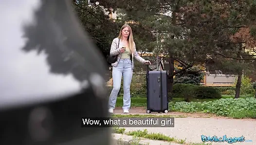 Эта девушка выглядела потерянной - Публичный агент