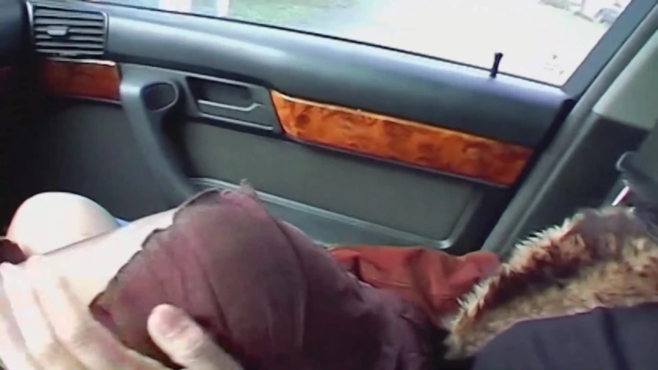 स्टॉकिंग पहनी एक कामुक जर्मन लड़की की शेव की हुई मफ पीओवी में चोदी जाती है