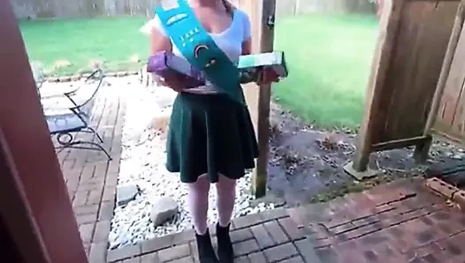 Rol oynayan evli kadın komşu kocası için kız izci oluyor ve genç gibi sikişiyor