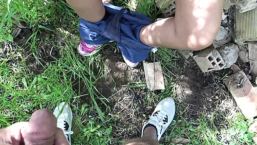 Teşhirci orta yaşlı seksi kadın azgın yabancının külotunda boşalmasına izin veriyor