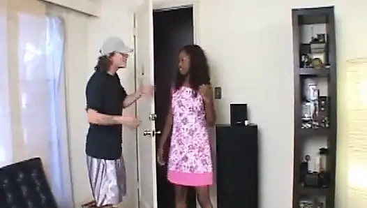 Azgın esmer hatun kanepede parmaklanıyor ve sert sikiliyor