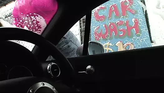 Büyük göğüslü esmer arabada bir arabanın içinde becerdin alır