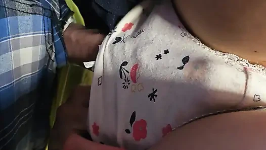 Metroda bir yabancının penisini külotunun içine girmesine izin verdi.