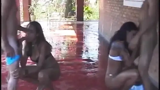 Sidik sırılsıklam sürtükler altın duşta grup sekste sırılsıklam