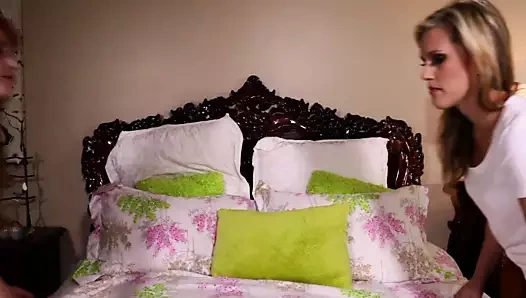 RACCONTI bagnati di vere LESBICHE!!! - scena #04