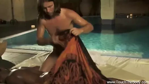 Nuru kızının samimi anal masajının mutluluğuna giriyor