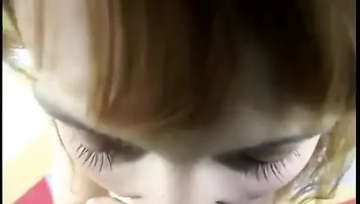 Seksi götlü esmer bir profesyonel gibi adamın sikini emiyor
