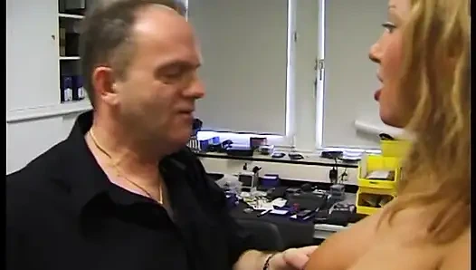 Sarışın olgun yarağını emiyor