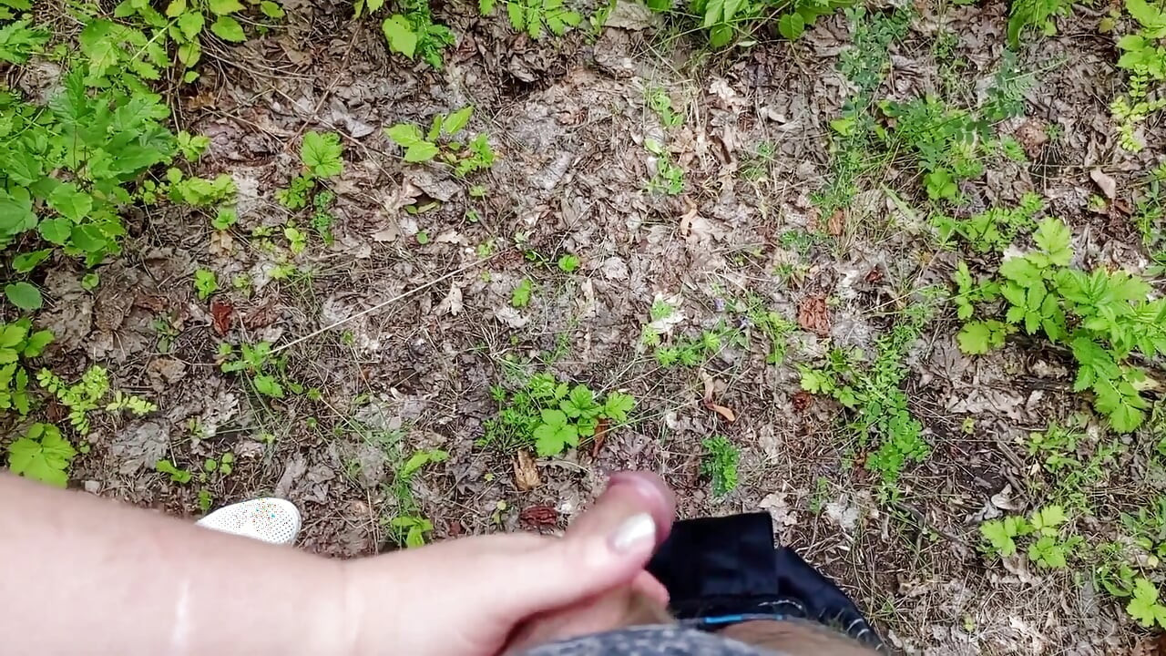 Kayınvalide parkta sikimi emiyor ve ateşli döl yutuyor