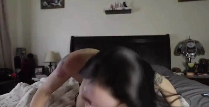 Senin neyin var? Normal insanlar yaptıklarınızı hayal etmez, şu halinize bakın. Sana hatırlatmaya devam edeceğim.