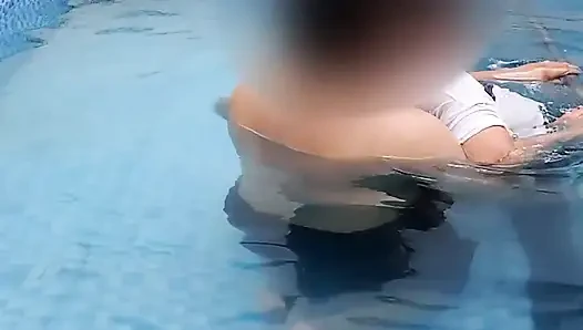 Ateşli bir çiftin yüzme havuzunda riskli eğlencesi.