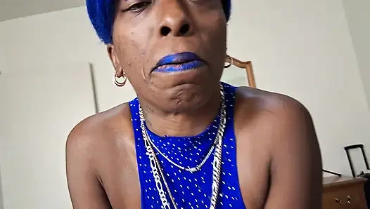 azul cachonda con lápiz labial