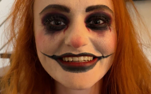 Pixie çişimi yapıyor ve Hallloween için Betty'den altın duş alıyor