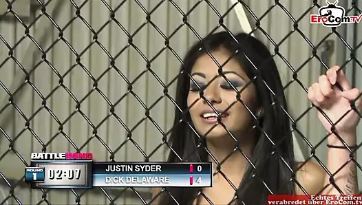 Esmer sürtük ile büyük doğal memeler gets bir oral cumshot