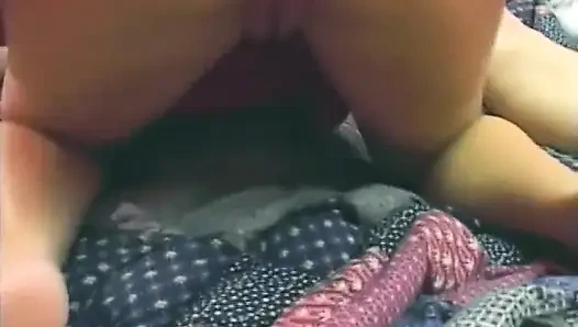 Komşunun güzel kızlarının götü yaşlı adam tarafından yatağında genişletiliyor