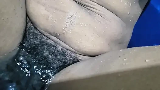 Yağmur yağıyor ev yapımı seks, ateşli evli kadın büyük amcık ve kıllı amcık yakın çekim