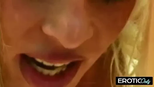 Göğüsleri zıplıyor ve ağzı tamamen açıkken biniyor