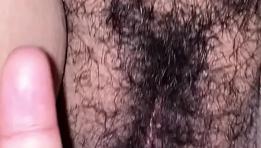 Yatakta gece parmaklıyor ve ilk kez anal sikişiyor