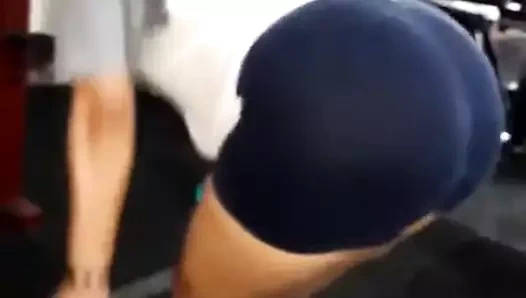 puta entrenando para verse mas puta