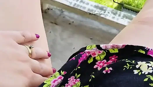 Orta yaşlı seksi kadın ön verandada sokak ve komşuların düz görüntüsünde oynuyor