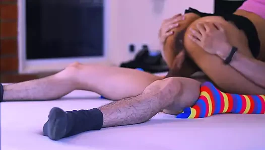 Sanat öğrencisi partneri ile yurt odasında, farklı pozisyonlarda sikiliyor