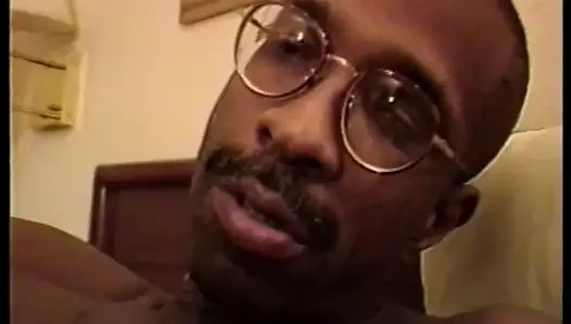 Oynak beyaz piliç Barrett Moore, Bay'in büyük siyah dong'uyla tanıştığı için mutlu. 18 inç