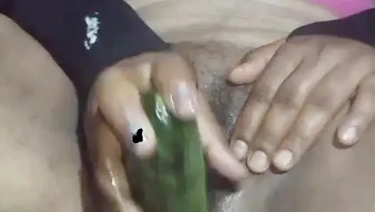 Bugün, Hintli yenge amına bir salatalık sokarak arzusunu bastırdı.