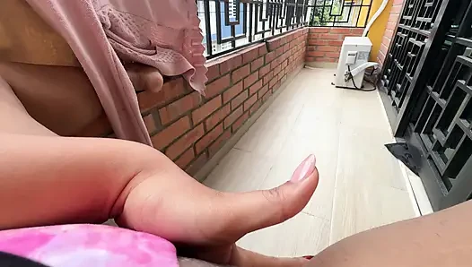 Dün gece iç çamaşırımla balkonda yürüyordum ve komşumun buraya baktığını gördüm, bu yüzden bu sabah dışarı çıkıp çıkmadığımı görmek için mastürbasyon yapmaya karar verdim ve