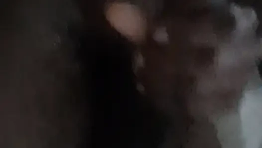 Siyah adam mastürbasyon yapıyor ve bir fıstığı serbest bırakıyor.
