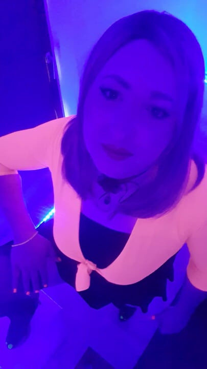 Sofia neon ışıkta mastürbasyon yapıyor