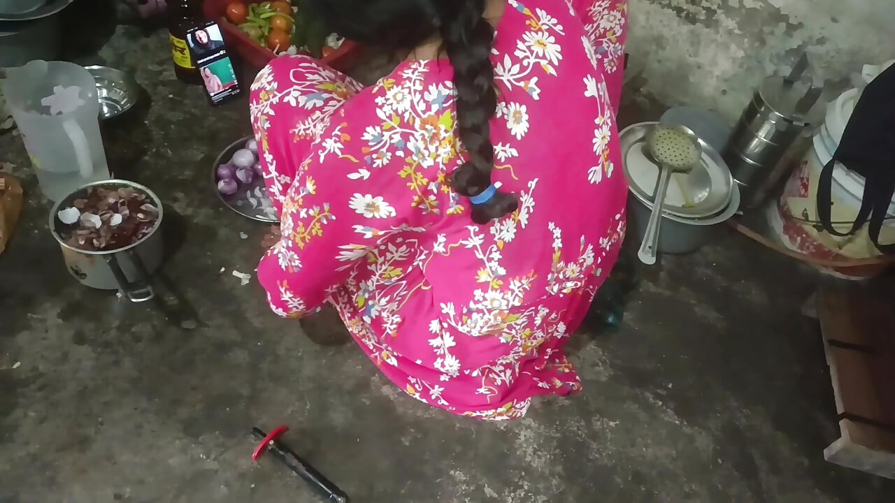 Üvey kız kardeşin götü, misyoner pozisyonunda kardeşin sikiyle sikiliyor - Hintçe sesli