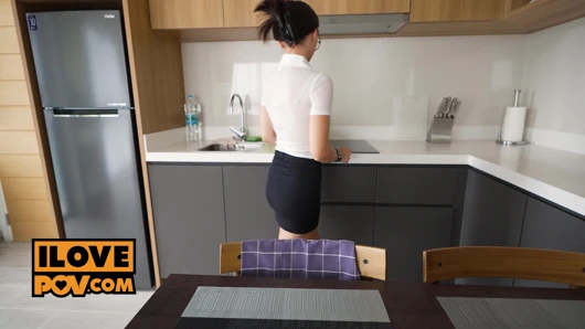 Utangaç öğrenci Maya Lis oda arkadaşının yarağını soyunuyor ve emiyor