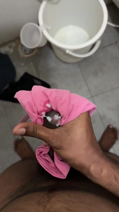 Üvey kız kardeşimin külotuyla kalın büyük zenci yarağımı sallıyorum