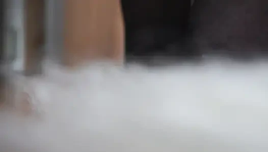 Giantess küçülen iş arkadaşlarıyla saklambaç oynuyor