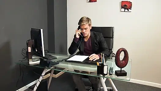 Küçük memeli sekreter ofiste sikiliyor