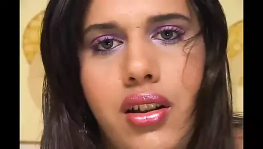 Güzel transeksüel büyük yarak emmeyi seviyor...