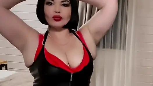 Yeni kıyafetle dans