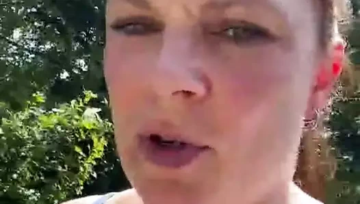 Hamile Sıcak Milf (Orta Yaşlı Kadin) 9 Aylık Hamile Saskialove ormanda kendisi yapar ve tangasını tam olarak fışkırtır.