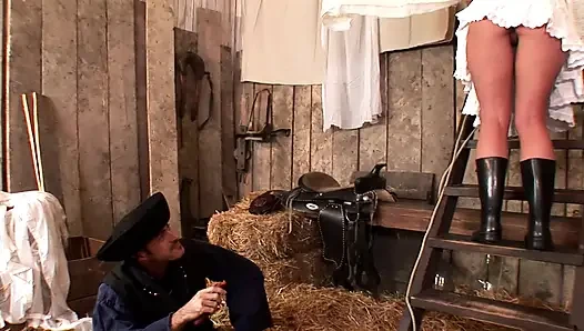 Mükemmel sarışın Fransız çiftlik bebeği ahırda sikiliyor