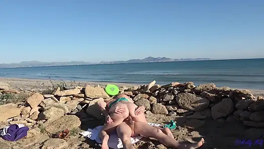 Orta yaşlı seksi kadın plajda tatilde seks yapıyor