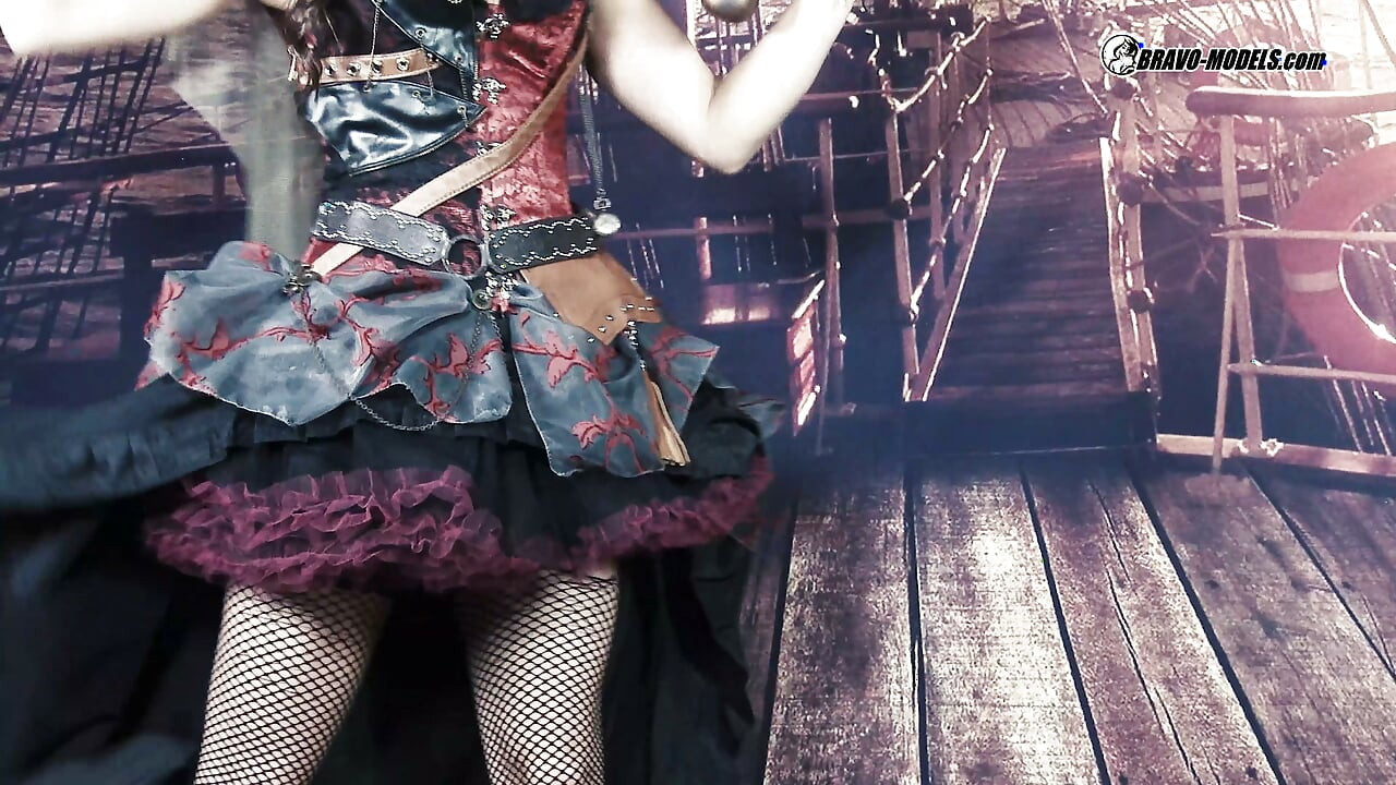 400 Barbara Bieber gemi cosplay steampunk kostümü içinde korsan kız rolünde