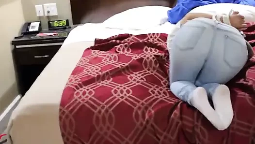 Vore - kız beslenme zamanı için depodan çıkarıldı