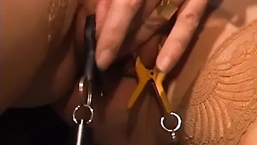 Olgun esmer orta yaşlı seksi kadın ağırlıklı meme ucu kıskaçlarıyla bağlı