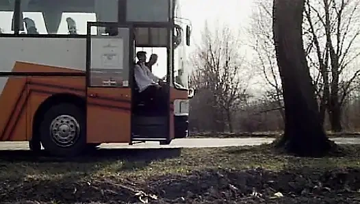 Двум сногсшибательным французским крошкам пробурили очко в тройничке на улице