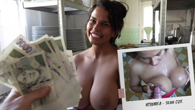 Чешские улицы - Повар с огромными сиськами и мега-клитором