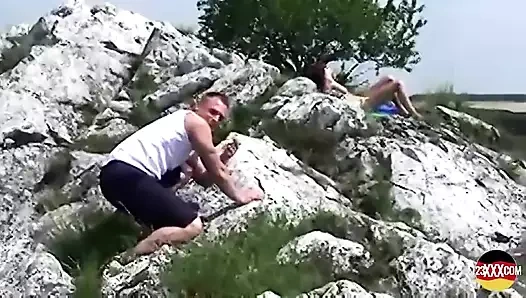 Heyecanlı karşılaşmaların tadını çıkarıyorsan, bu orman seksi seni kayıtsız bırakmayacaktır.