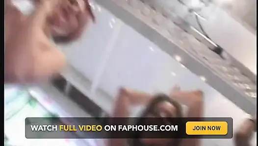 Vahşi sarışın orta yaşlı seksi kadın ateşli mutfakta fışkırtarak grup seks yapıyor