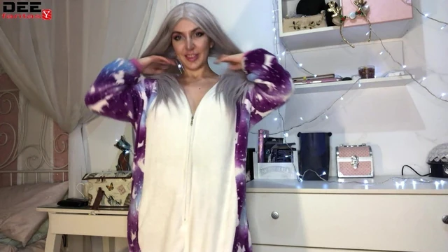 Seksi sarışın işten sonra kedi vibratör ile şehvetli oynuyor - amatör