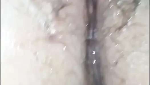 Evli kadın daha fazla dayanamayacak ve boşalana kadar büyük bir yarağın tadını çıkarıyor