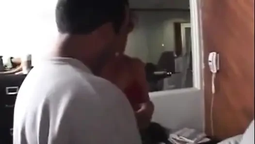 Travesti adam iki ateşli kız tarafından cezalandırılıyor